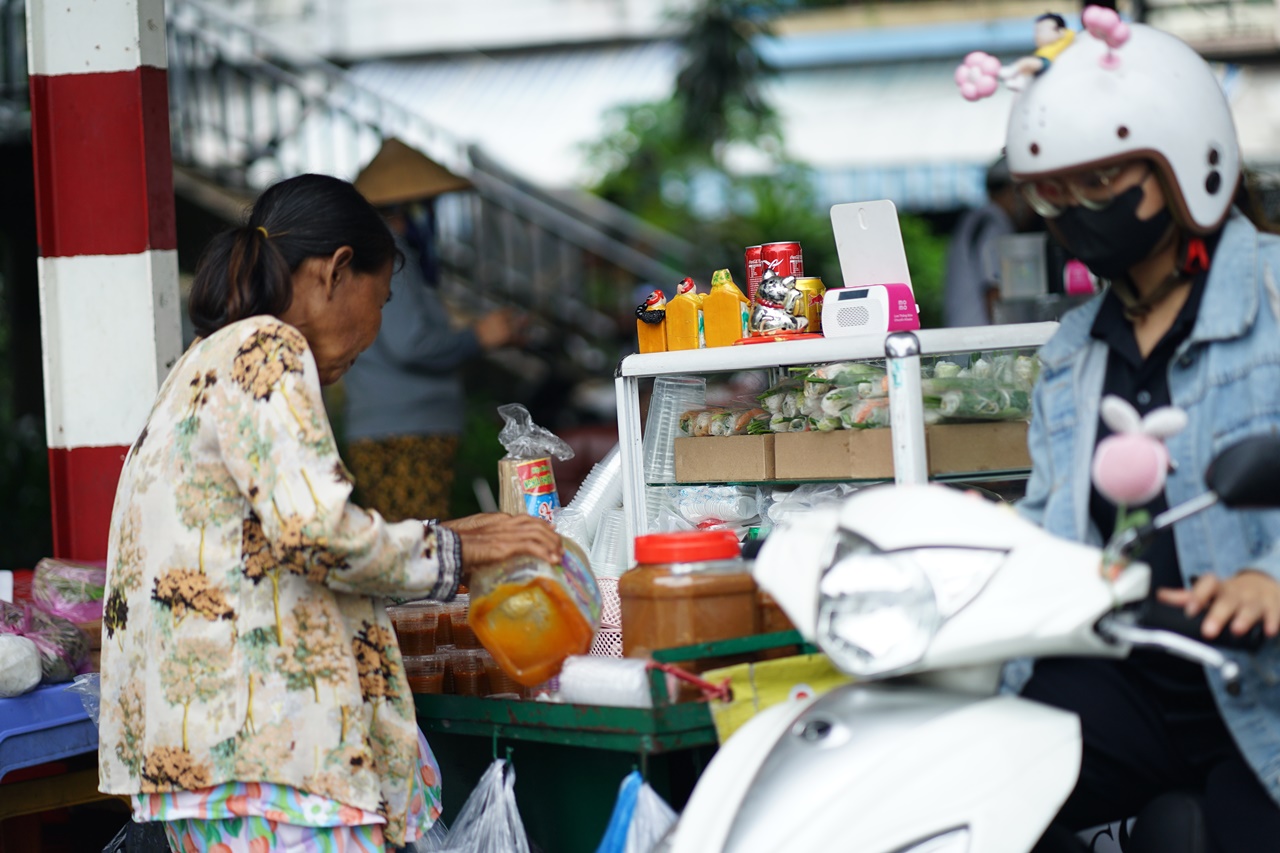 Xe gỏi cuốn 7.000 đồng của mẹ Ngọc Trinh ở TP.HCM: "Con còn tương lai, mẹ thì hết rồi"- Ảnh 3. Xe gỏi cuốn 7.000 đồng của mẹ Ngọc Trinh ở TP.HCM: "Con còn tương lai, mẹ thì hết rồi"- Ảnh 3.