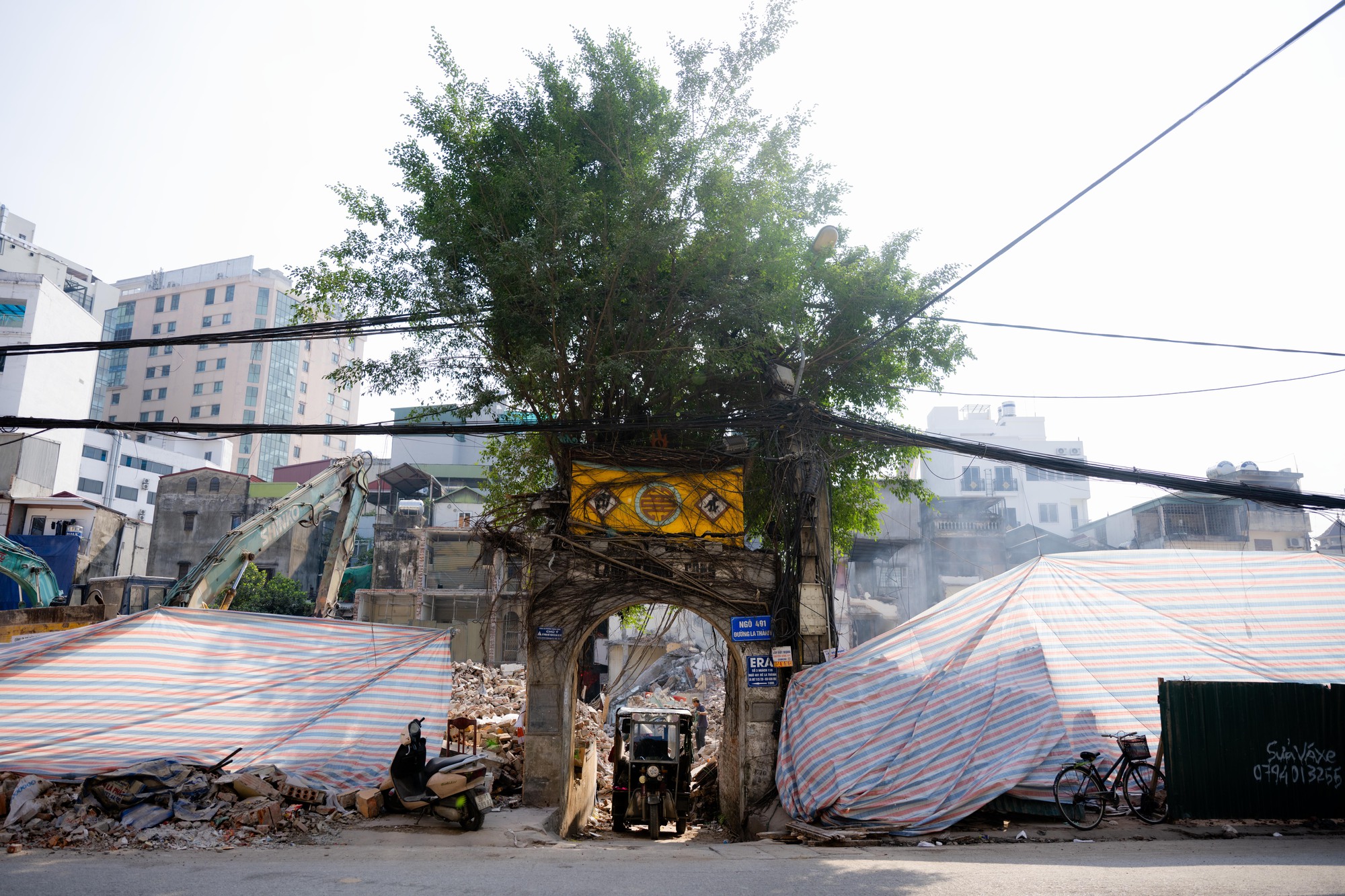 Toàn cảnh hiện trạng đường Đê La Thành sau khi được giải toả để xây đường vành đai 1- Ảnh 14. Toàn cảnh hiện trạng đường Đê La Thành sau khi được giải toả để xây đường vành đai 1- Ảnh 14.