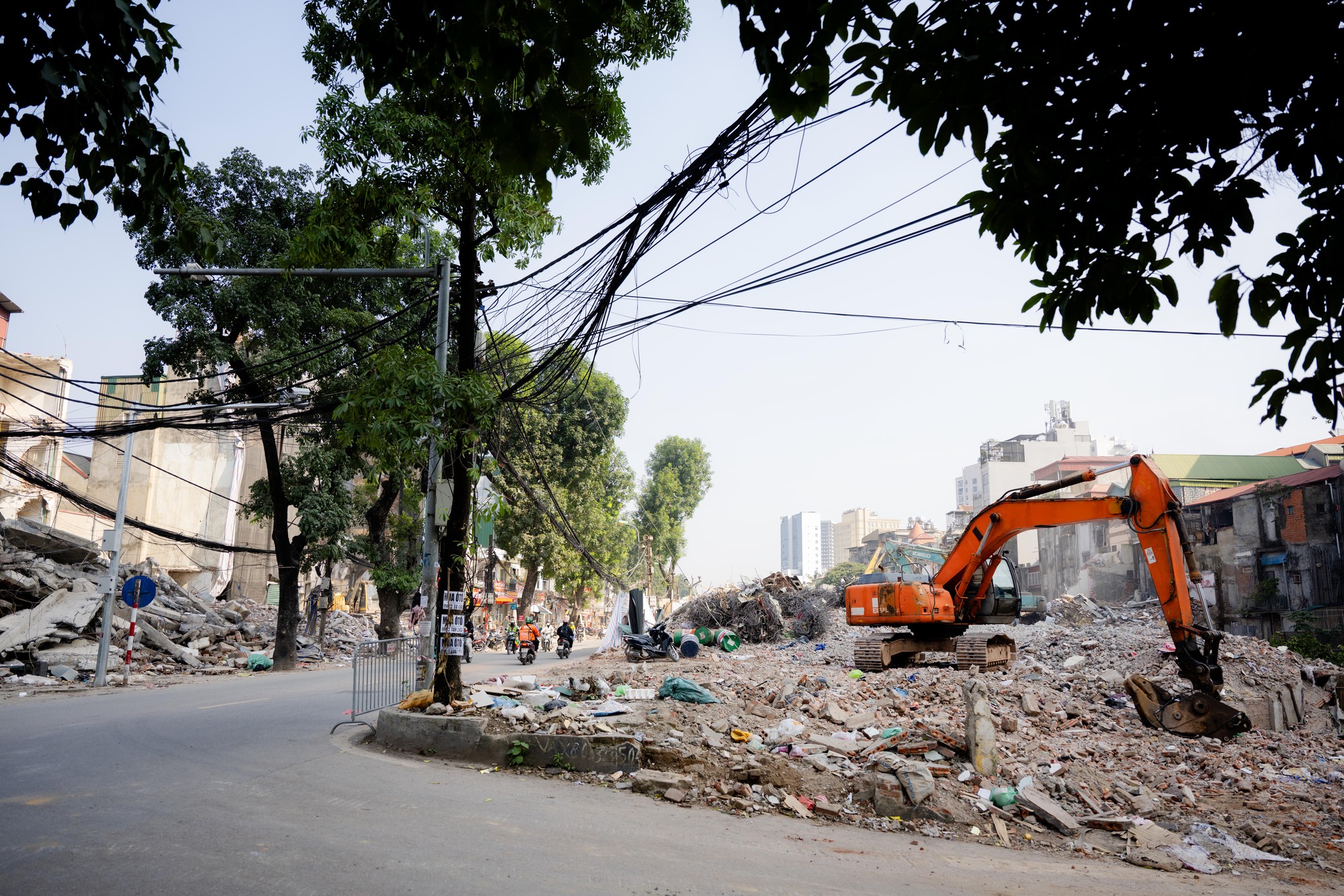 Toàn cảnh hiện trạng đường Đê La Thành sau khi được giải toả để xây đường vành đai 1- Ảnh 12. Toàn cảnh hiện trạng đường Đê La Thành sau khi được giải toả để xây đường vành đai 1- Ảnh 12.
