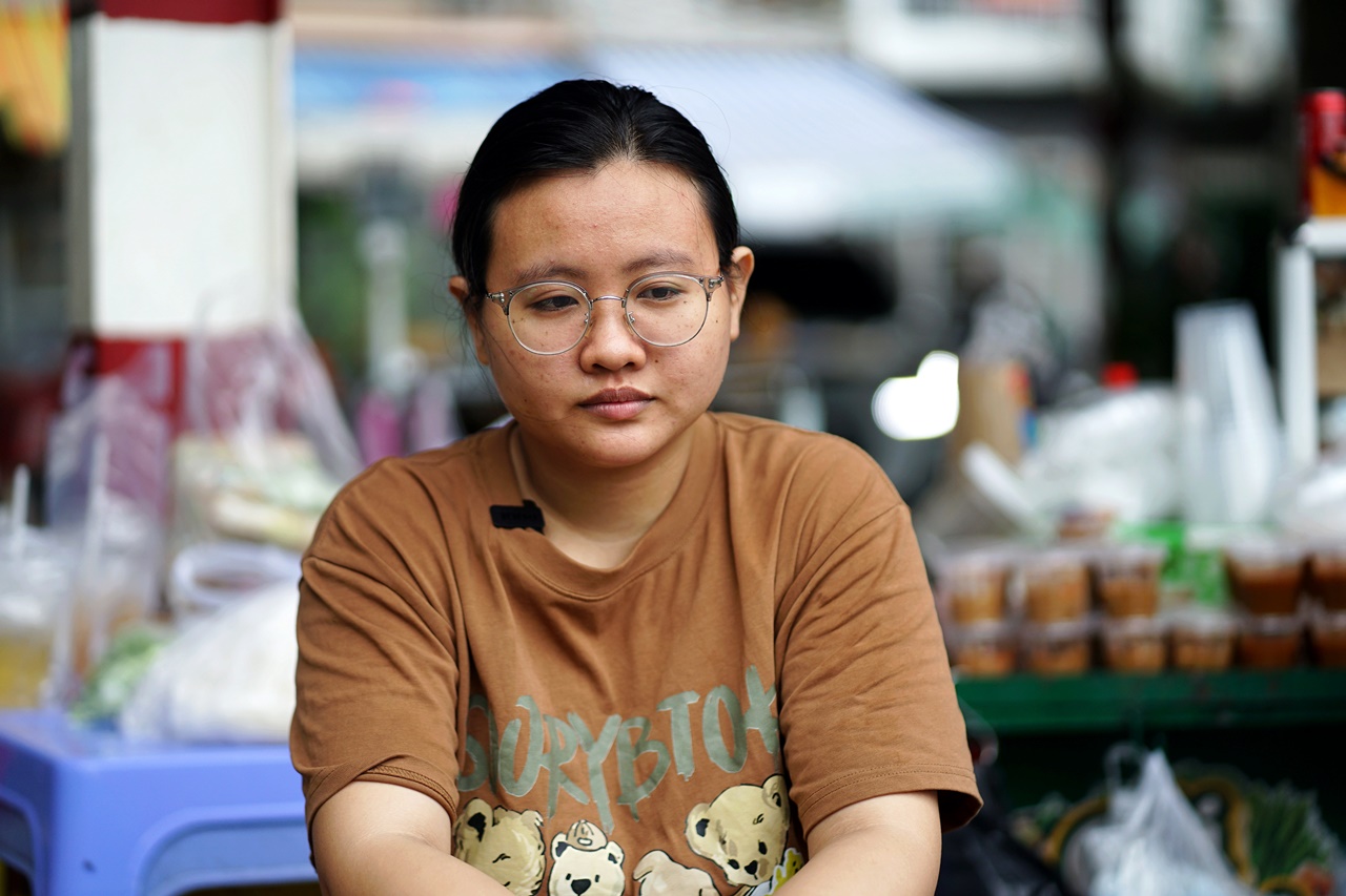 Xe gỏi cuốn 7.000 đồng của mẹ Ngọc Trinh ở TP.HCM: "Con còn tương lai, mẹ thì hết rồi"- Ảnh 11. Xe gỏi cuốn 7.000 đồng của mẹ Ngọc Trinh ở TP.HCM: "Con còn tương lai, mẹ thì hết rồi"- Ảnh 11.