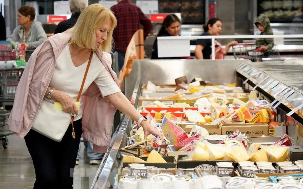 Người dân mua sắm tại siêu thị ở Foster, California, Mỹ. Ảnh: THX/TTXVN
