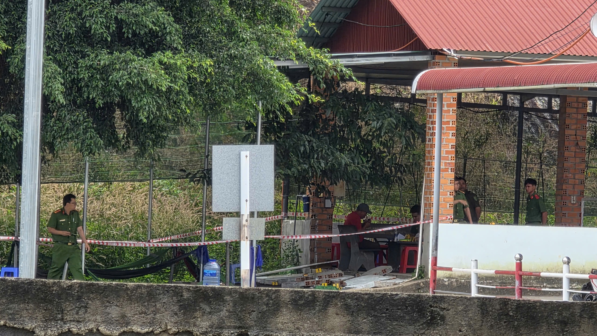 Hai học viên tử vong do sập tường tại Trung tâm Đào tạo lái xe Nam Cao Nguyên - Ảnh 1. Hai học viên tử vong do sập tường tại Trung tâm Đào tạo lái xe Nam Cao Nguyên - Ảnh 1.