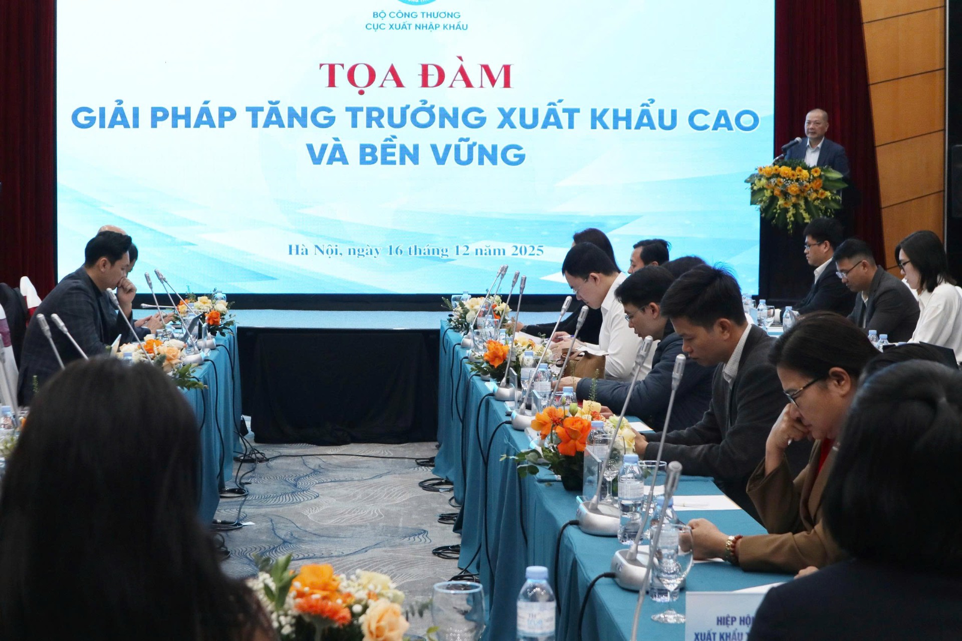 Phía sau kỷ lục xuất nhập khẩu - Ảnh 1.