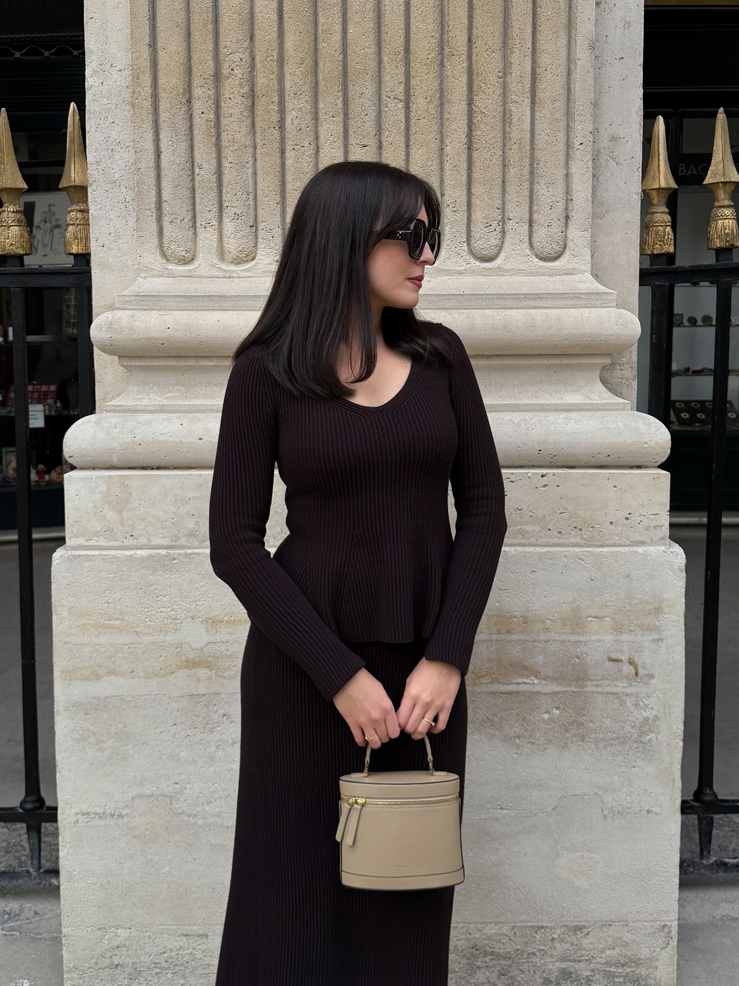 5 cách mặc áo len không cầu kỳ mà đẹp long lanh của phụ nữ Pháp- Ảnh 1.