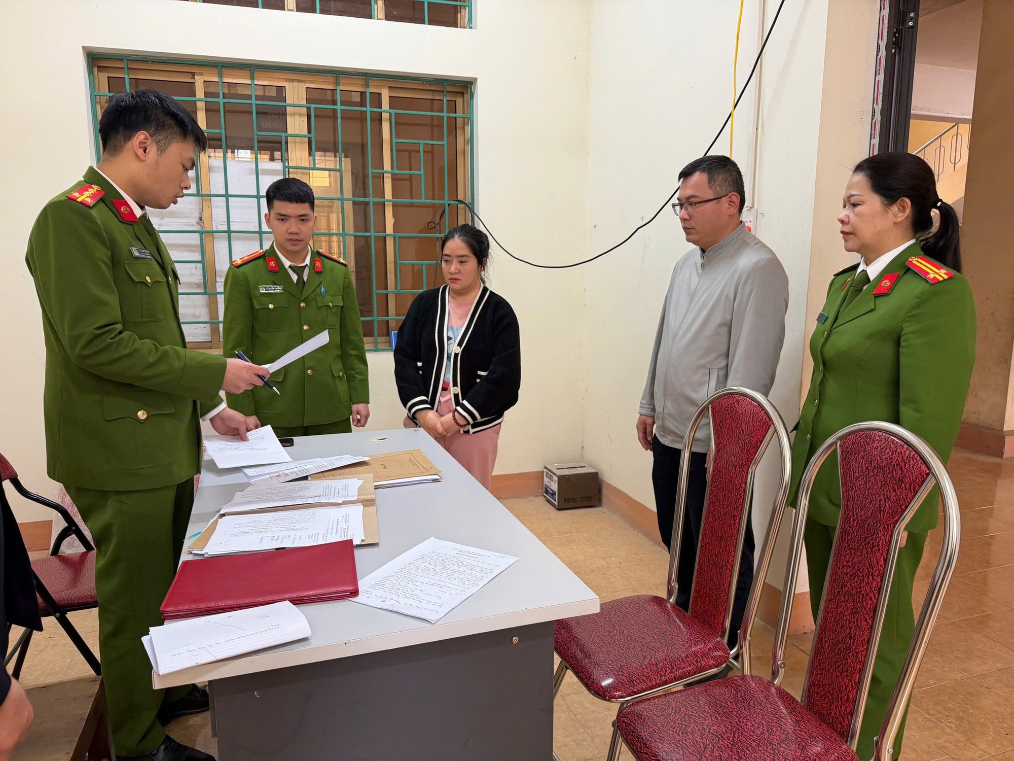 Khám xét, bắt tạm giam Mạc Thị Hồng Hương - Ảnh 2.