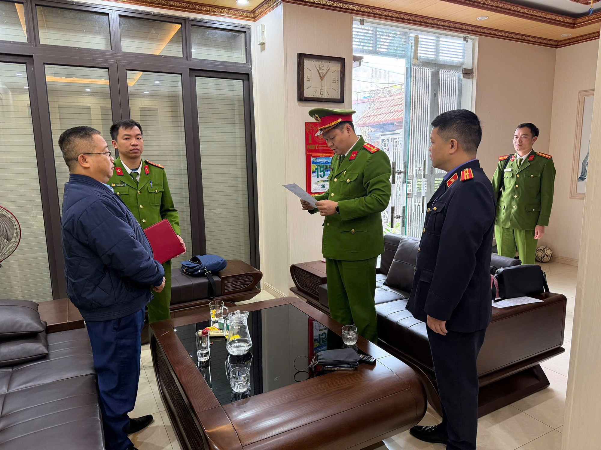 Khám xét, bắt tạm giam Mạc Thị Hồng Hương - Ảnh 1.