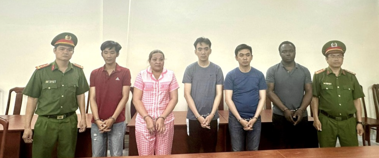 Thợ hồ, công nhân tham gia đường dây rửa tiền tại tiệm vàng lớn ở TPHCM - Ảnh 1.