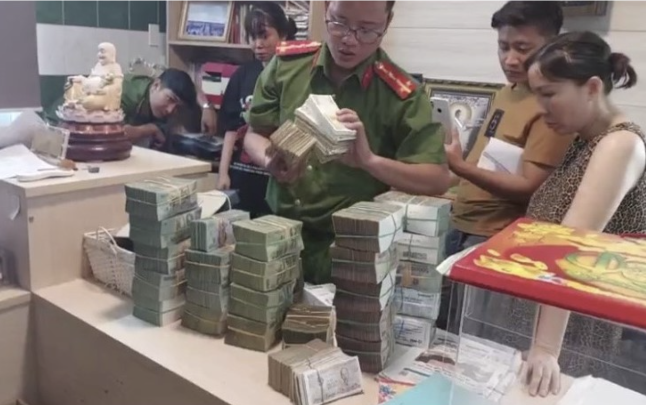 Thợ hồ, công nhân tham gia đường dây rửa tiền tại tiệm vàng lớn ở TPHCM - Ảnh 2.