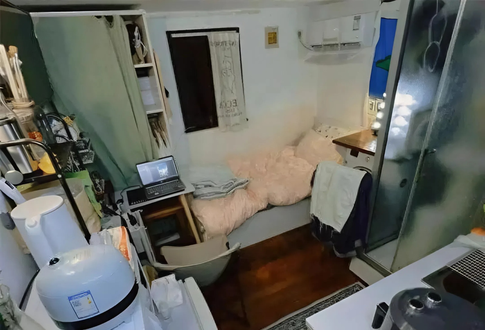 Thánh thần ơi: Nhà Hong Kong chỉ 5m² vẫn tận dụng được từng kẽ hở, muốn bái gia chủ làm sư phụ! - Ảnh 1.