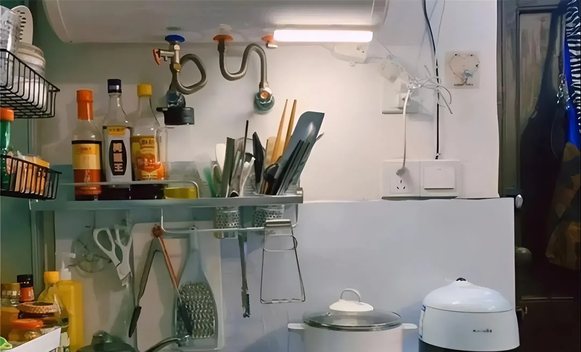 Thánh thần ơi: Nhà Hong Kong chỉ 5m² vẫn tận dụng được từng kẽ hở, muốn bái gia chủ làm sư phụ! - Ảnh 7.