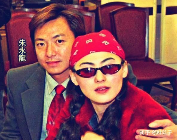 Trương Bá Chi sống thế nào mà bị 3 người quản lý quay lưng? - Ảnh 2. Trương Bá Chi sống thế nào mà bị 3 người quản lý quay lưng? - Ảnh 2.