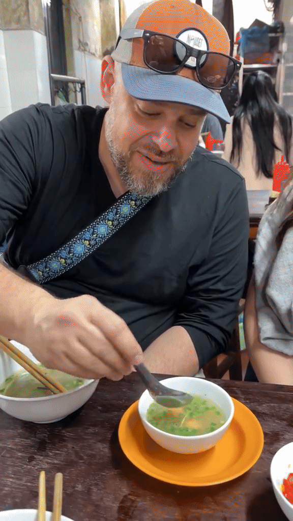 Gần 8 triệu lượt xem khách Tây ăn món quen thuộc trong bữa sáng kiểu Mỹ, nhưng theo cách Việt Nam - Ảnh 1.