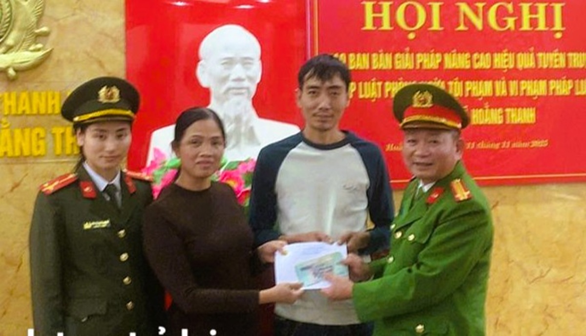 Bất ngờ nhận 100 triệu đồng từ tài khoản lạ, nữ giáo viên liền báo công an- Ảnh 1.