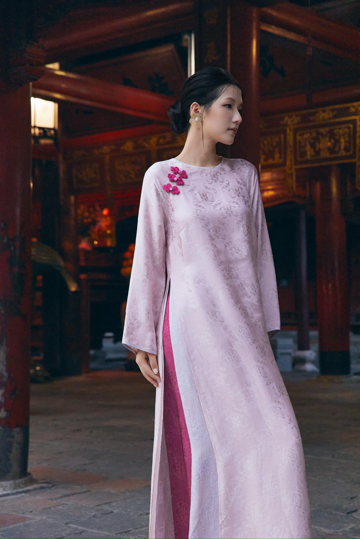 Hà Tăng lại tạo trend áo dài Tết: Local brand đồng loạt ra mắt các thiết kế, tôn trọn khí chất phụ nữ tuổi 35+- Ảnh 18.