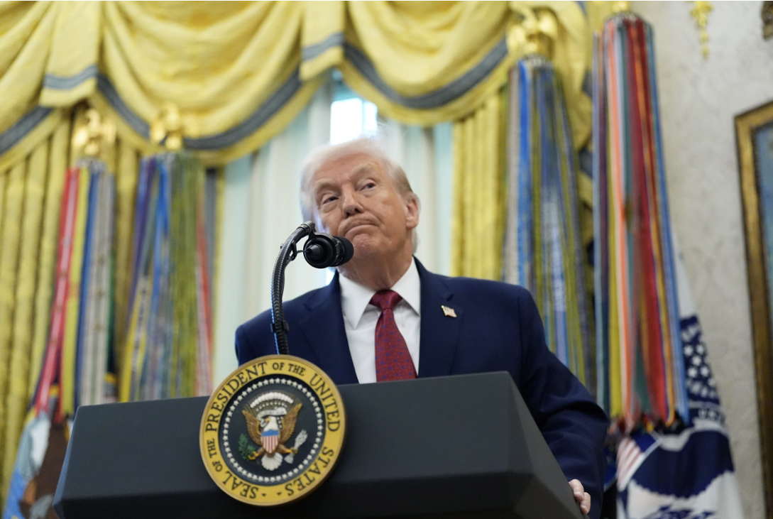 Ông Donald Trump ra sắc lệnh mới về cấm nhập cảnh - Ảnh 1.