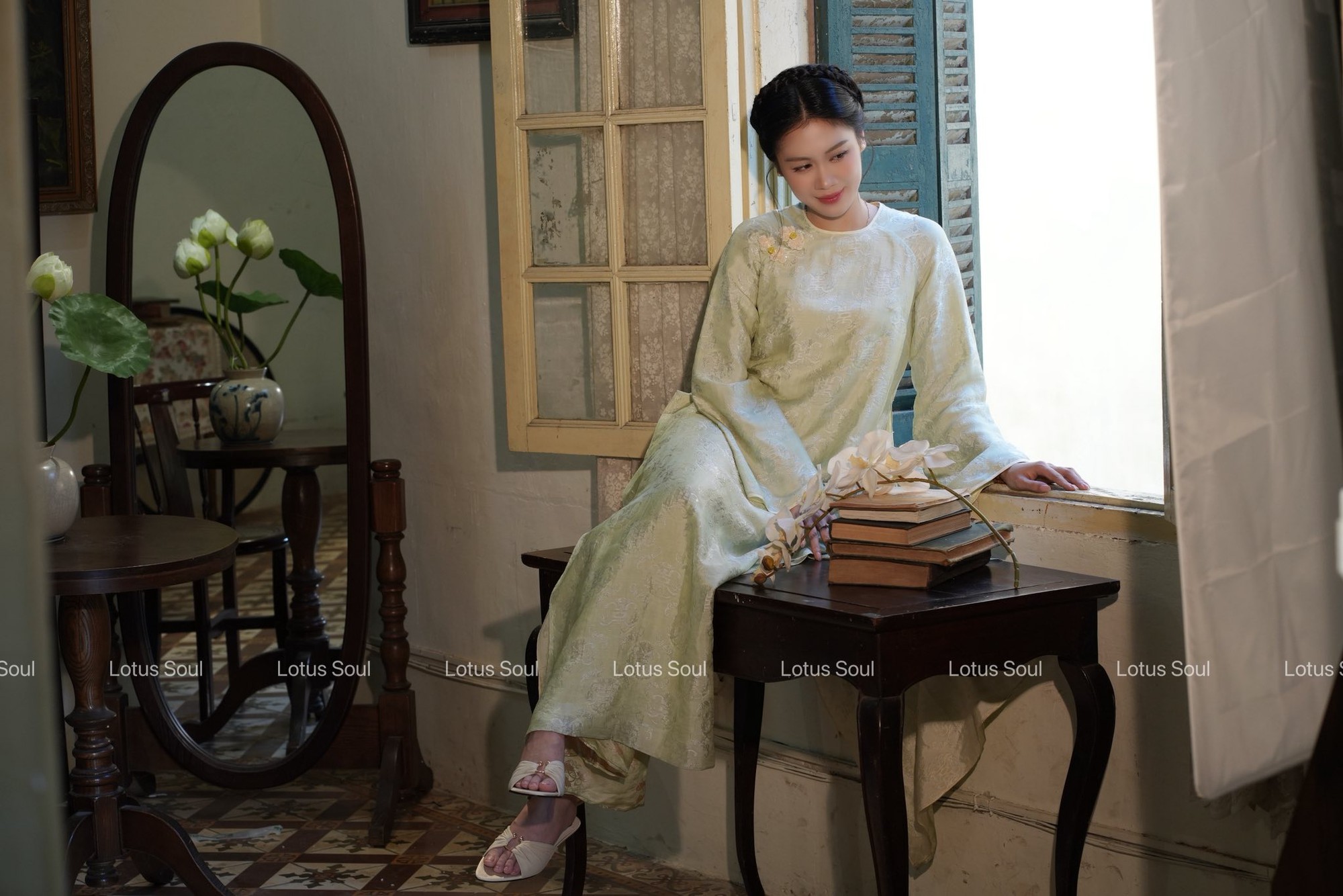 Hà Tăng lại tạo trend áo dài Tết: Local brand đồng loạt ra mắt các thiết kế, tôn trọn khí chất phụ nữ tuổi 35+- Ảnh 9.