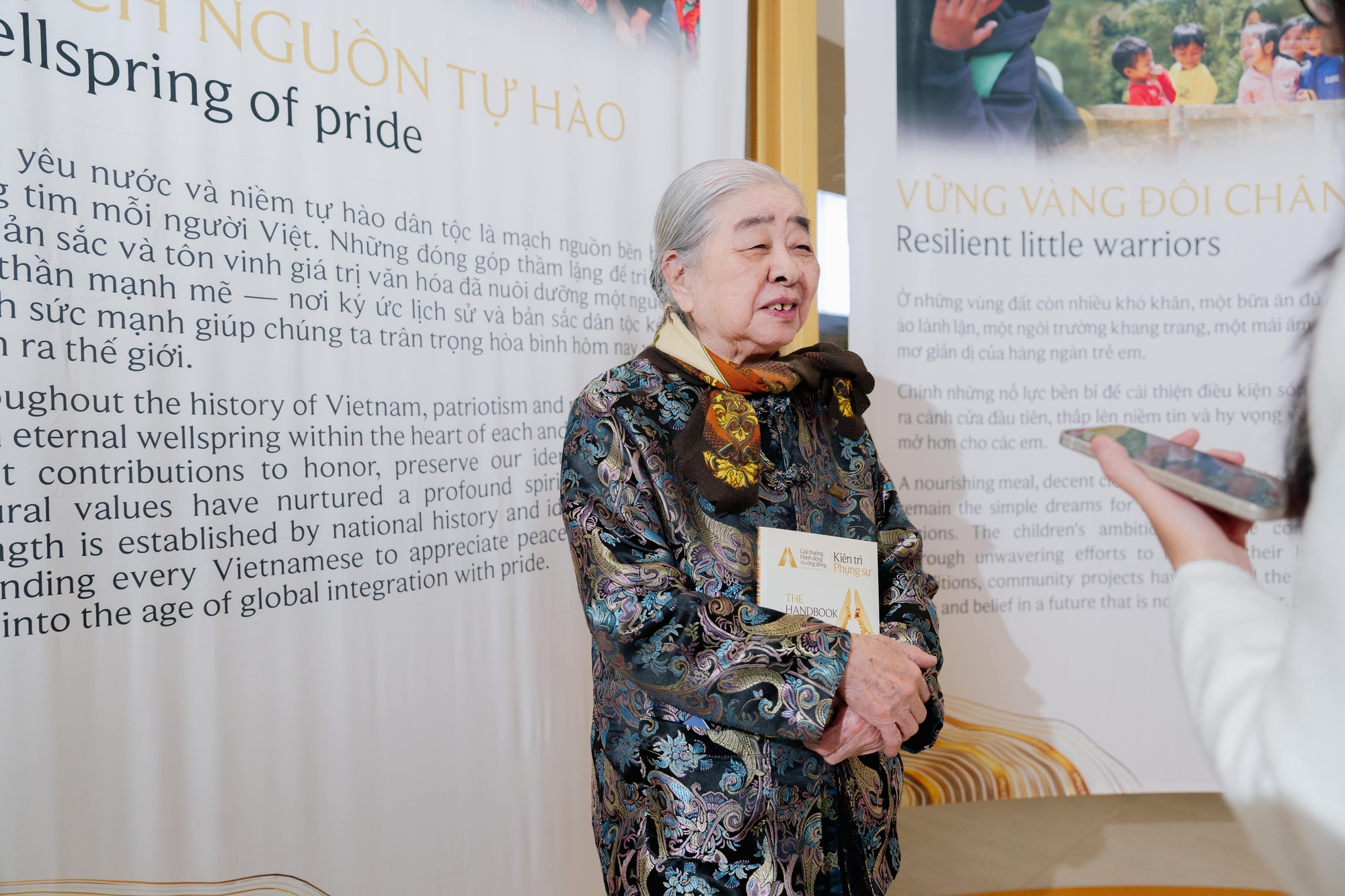 Hơn một thập kỷ bền bỉ “mang” cả phòng mổ lên núi, mở ra hành trình giúp hàng triệu đôi mắt người Việt sáng khỏe - Ảnh 4.