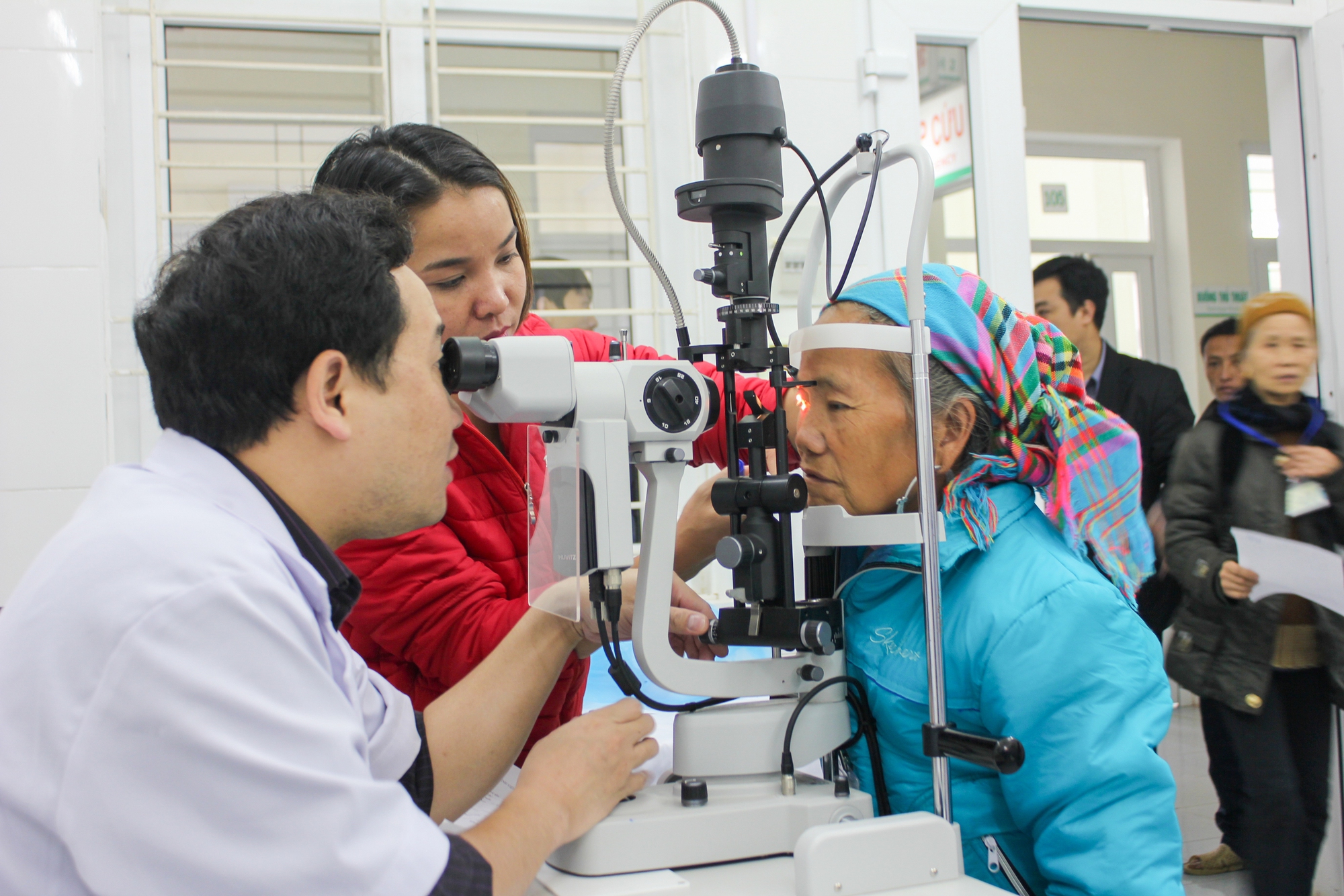 Hơn một thập kỷ bền bỉ “mang” cả phòng mổ lên núi, mở ra hành trình giúp hàng triệu đôi mắt người Việt sáng khỏe - Ảnh 2.