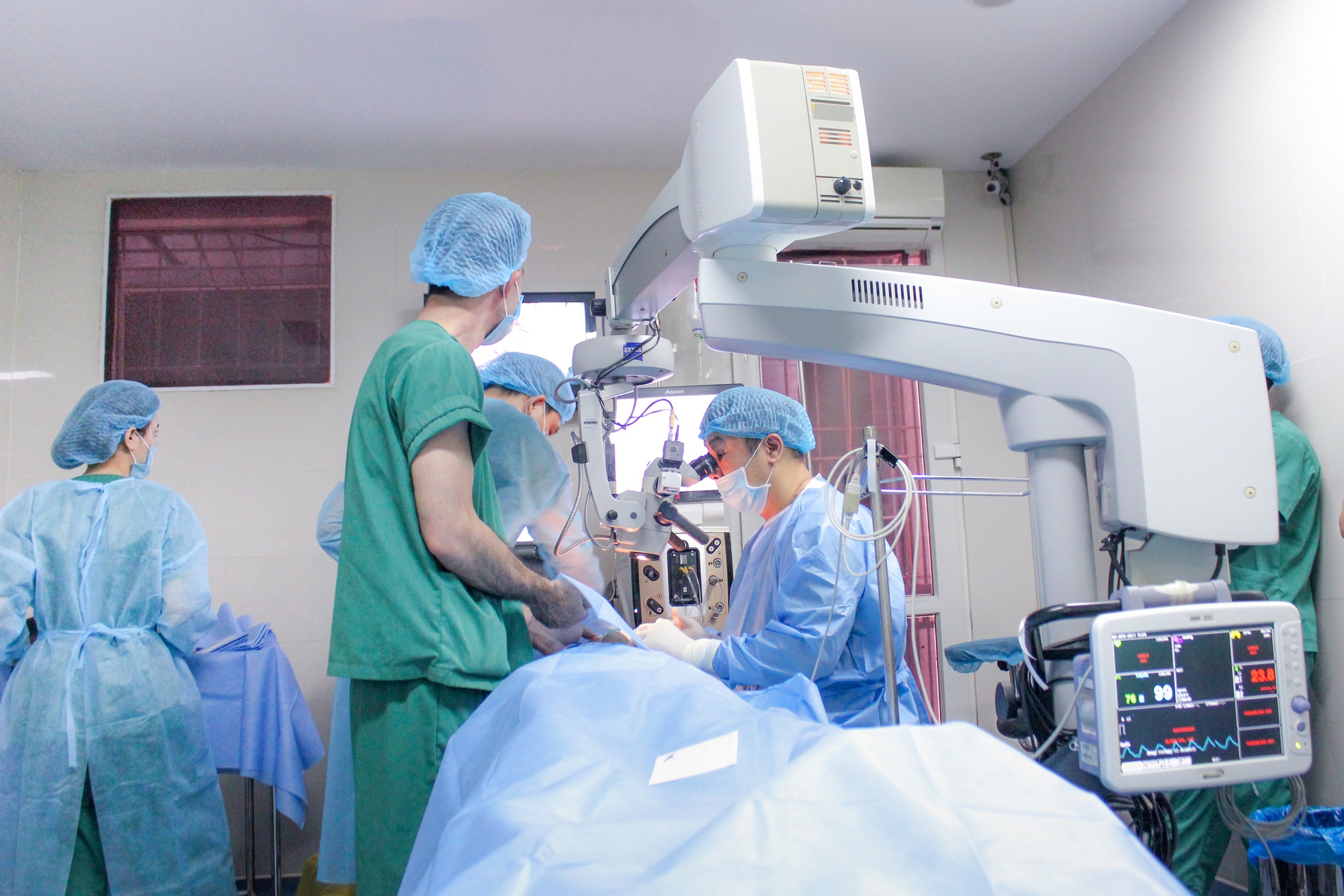 Hơn một thập kỷ bền bỉ “mang” cả phòng mổ lên núi, mở ra hành trình giúp hàng triệu đôi mắt người Việt sáng khỏe - Ảnh 3.