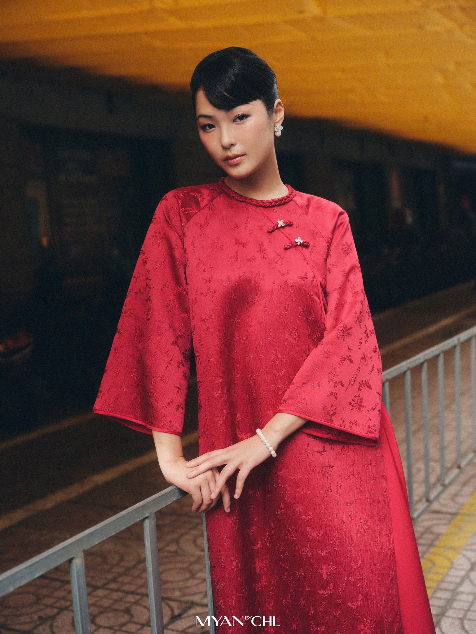 Hà Tăng lại tạo trend áo dài Tết: Local brand đồng loạt ra mắt các thiết kế, tôn trọn khí chất phụ nữ tuổi 35+- Ảnh 11.