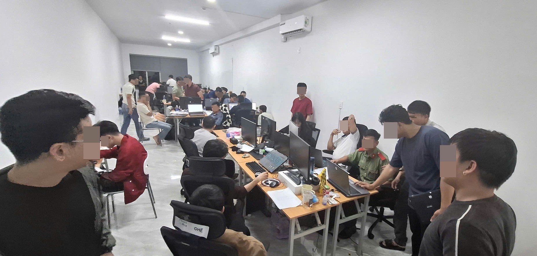 Bắt người đứng đầu cơ sở công nghệ ở Đà Nẵng, chuyên thuê kỹ sư "gia công" website cờ bạc trực tuyến cho đối tác Campuchia - Ảnh 2. Bắt người đứng đầu cơ sở công nghệ ở Đà Nẵng, chuyên thuê kỹ sư "gia công" website cờ bạc trực tuyến cho đối tác Campuchia - Ảnh 2.