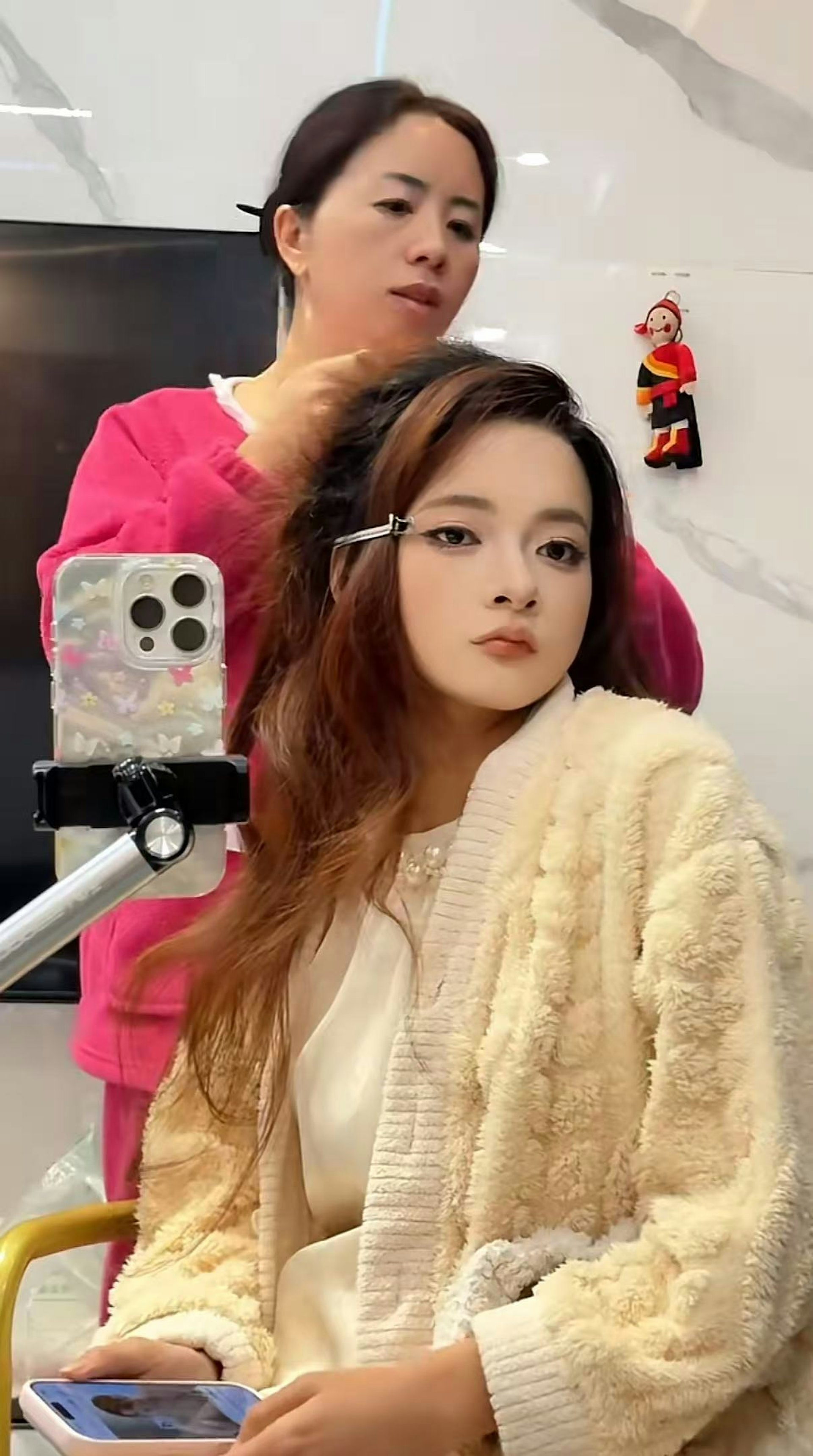 Cha cầm cố nhà, mẹ tha hương 8 năm: Cô gái bại não tự học make up làm kênh Tiktok, giúp gia đình trả nợ 1,5 tỷ- Ảnh 1. Cha cầm cố nhà, mẹ tha hương 8 năm: Cô gái bại não tự học make up làm kênh Tiktok, giúp gia đình trả nợ 1,5 tỷ- Ảnh 1.