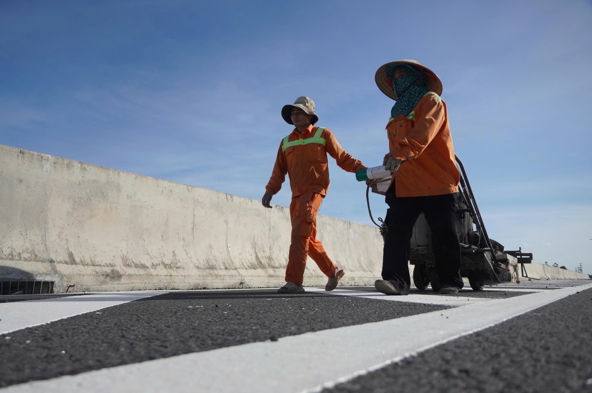 Tuyến cao tốc Cần Thơ - Cà Mau hoàn thành trước ngày khánh thành - Ảnh 8. Tuyến cao tốc Cần Thơ - Cà Mau hoàn thành trước ngày khánh thành - Ảnh 8.