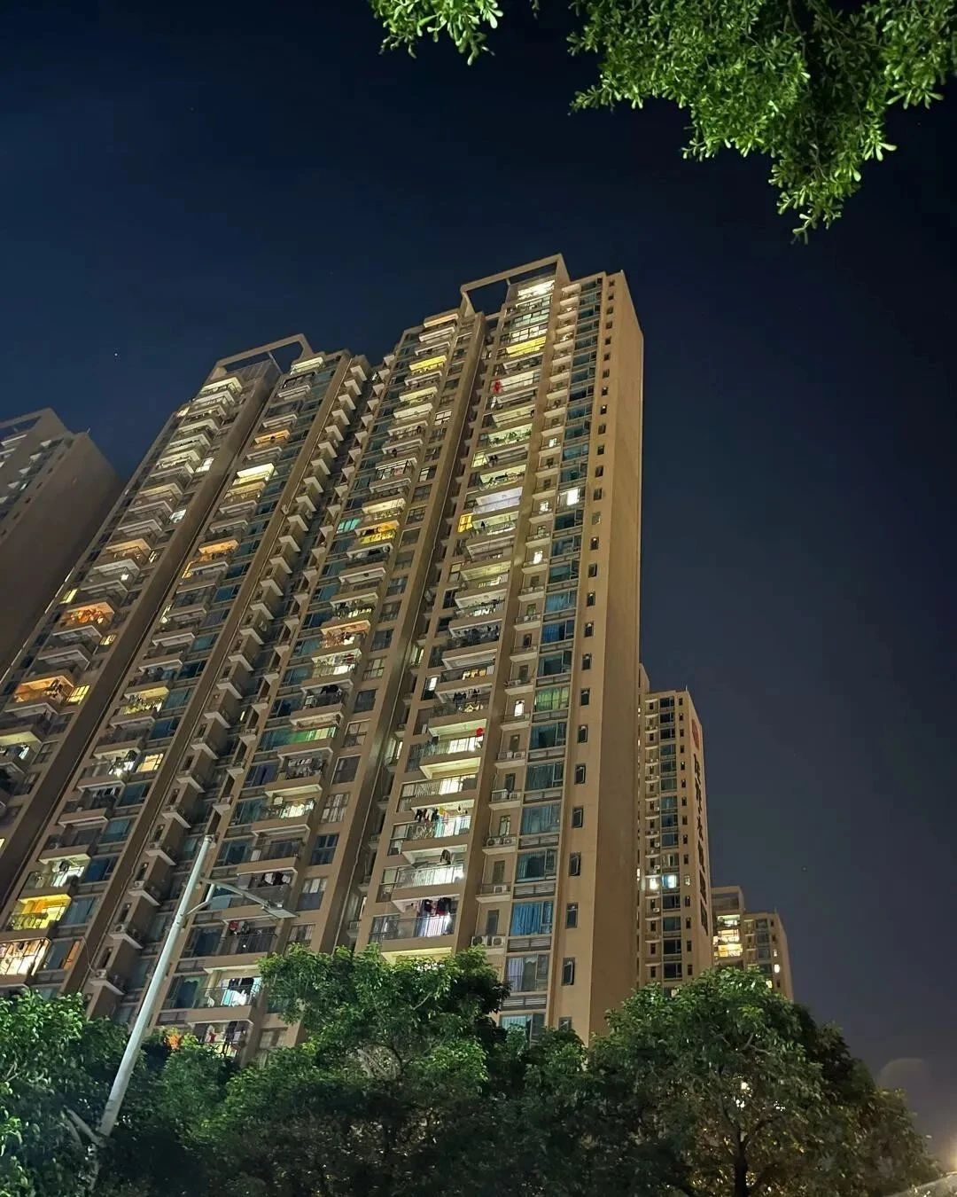 Sau 19 giờ, mọi khu chung cư đều lộ "mặt thật": Ánh đèn nói rõ chất lượng sống hơn nghìn lời quảng cáo - Ảnh 2. Sau 19 giờ, mọi khu chung cư đều lộ "mặt thật": Ánh đèn nói rõ chất lượng sống hơn nghìn lời quảng cáo - Ảnh 2.