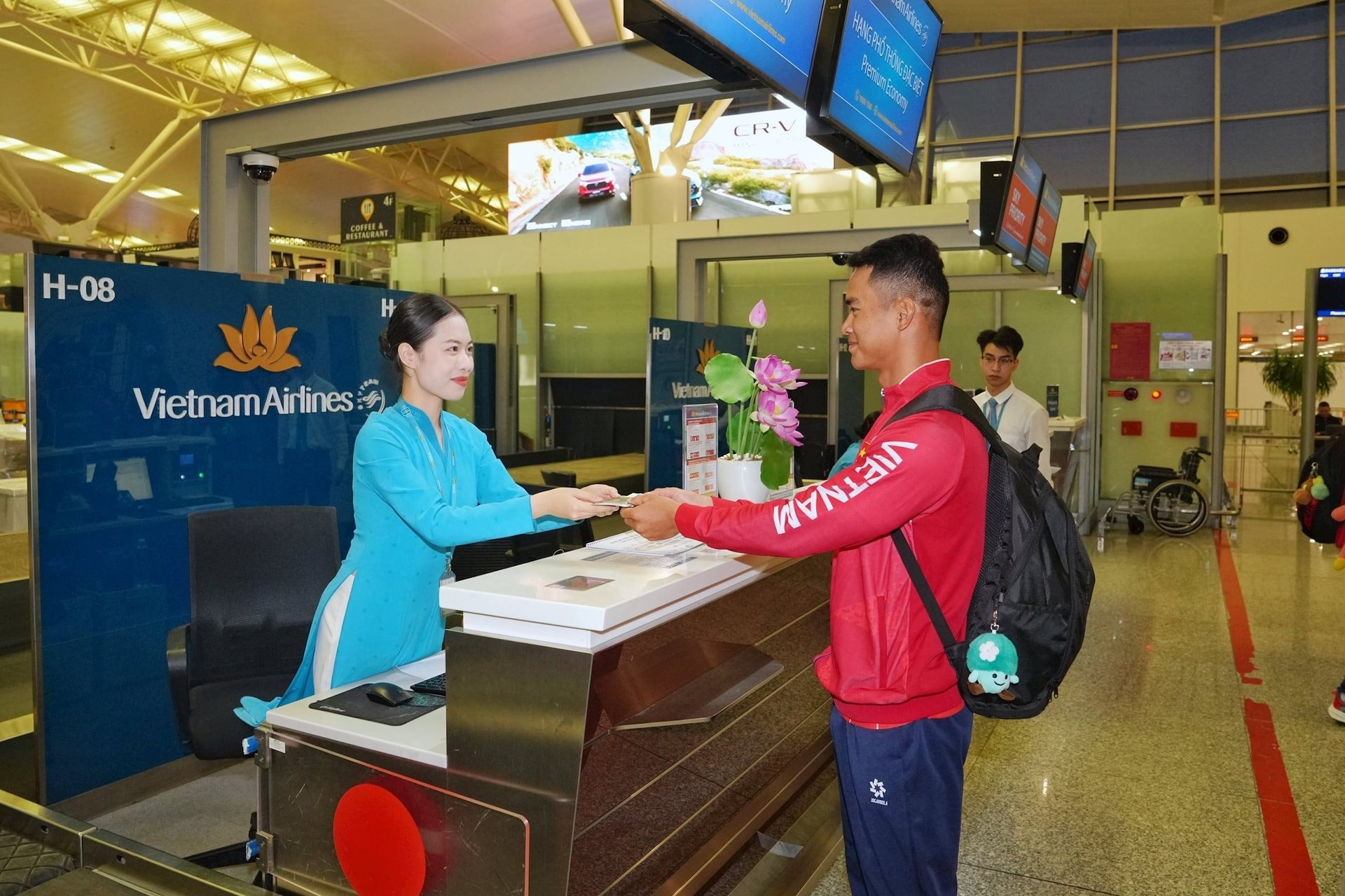 Vietnam Airlines thưởng nóng cho các VĐV nước nhà giành Huy chương Vàng tại SEA Games 33- Ảnh 1.