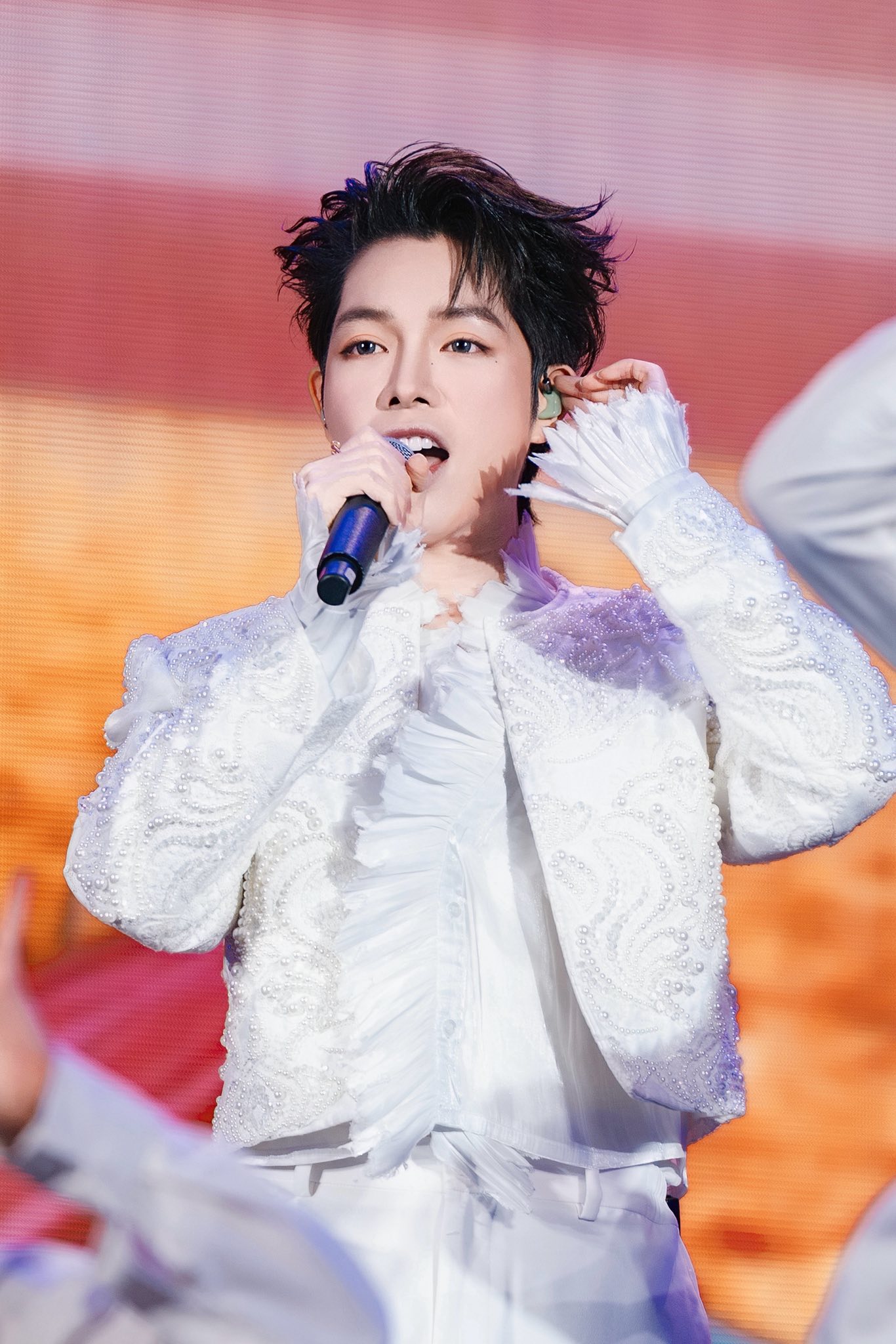 Nam ca sĩ được Thủ tướng Phạm Minh Chính bắt tay chúc mừng, một chi tiết gây sốt- Ảnh 8. Nam ca sĩ được Thủ tướng Phạm Minh Chính bắt tay chúc mừng, một chi tiết gây sốt- Ảnh 8.