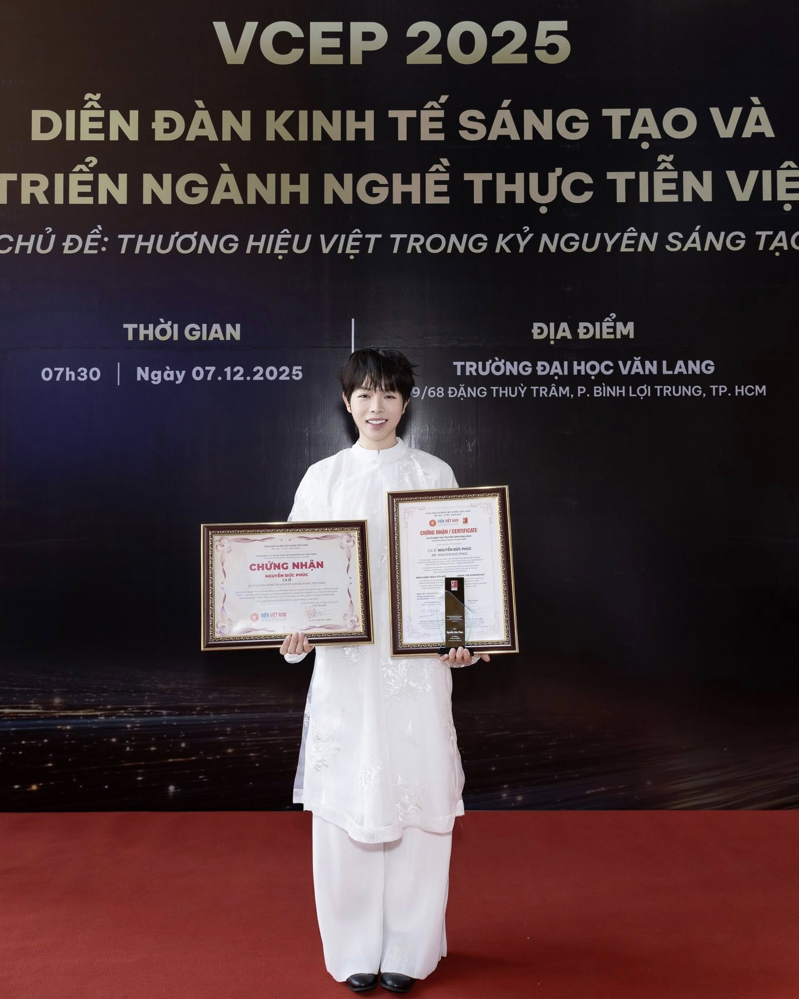 Nam ca sĩ được Thủ tướng Phạm Minh Chính bắt tay chúc mừng, một chi tiết gây sốt- Ảnh 3. Nam ca sĩ được Thủ tướng Phạm Minh Chính bắt tay chúc mừng, một chi tiết gây sốt- Ảnh 3.