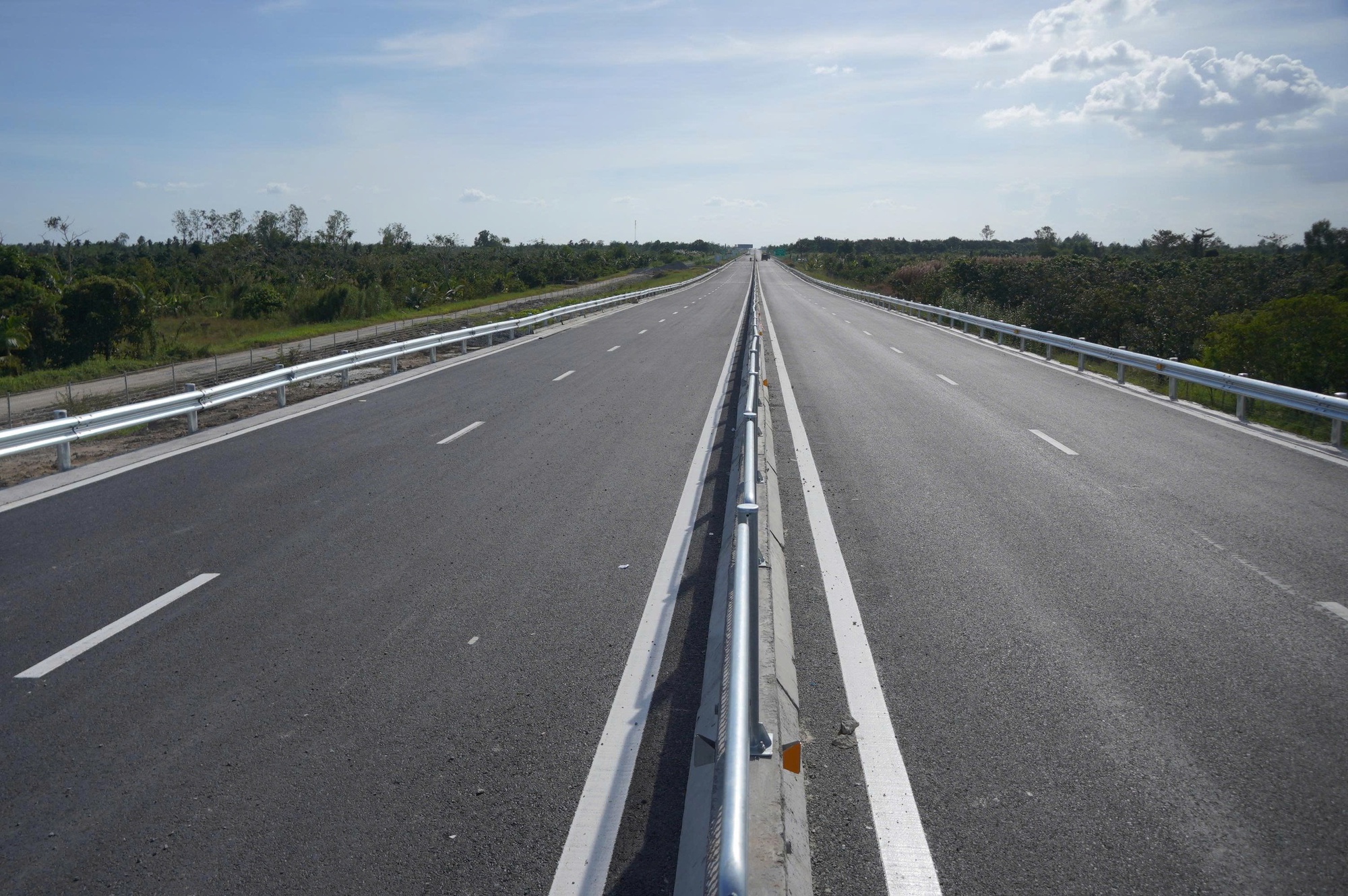 Tuyến cao tốc Cần Thơ - Cà Mau hoàn thành trước ngày khánh thành - Ảnh 2. Tuyến cao tốc Cần Thơ - Cà Mau hoàn thành trước ngày khánh thành - Ảnh 2.