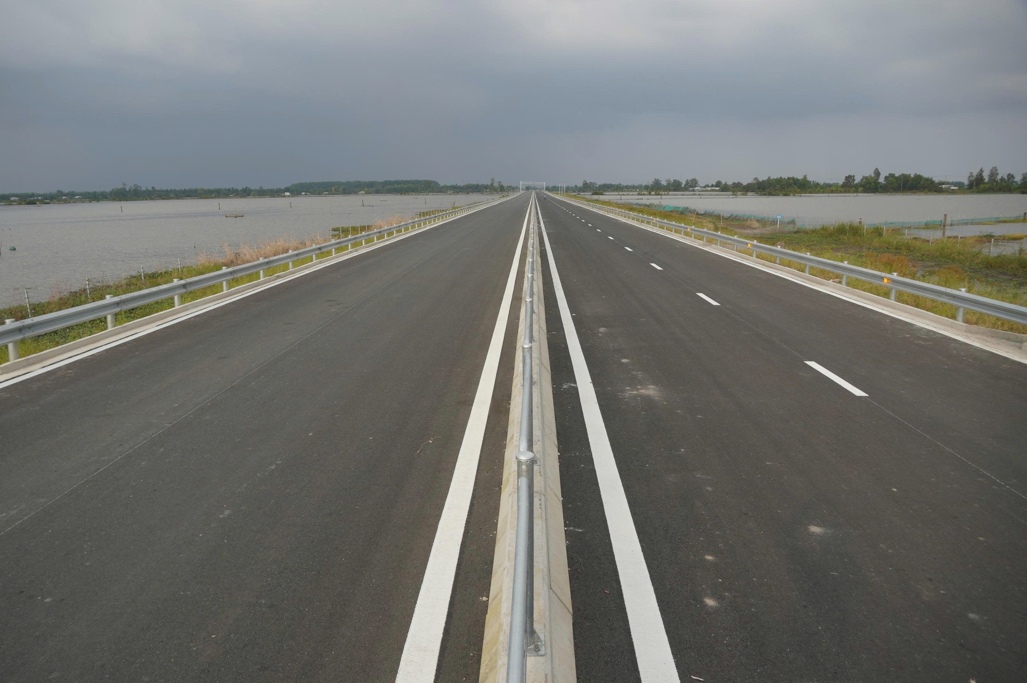 Tuyến cao tốc Cần Thơ - Cà Mau hoàn thành trước ngày khánh thành - Ảnh 3. Tuyến cao tốc Cần Thơ - Cà Mau hoàn thành trước ngày khánh thành - Ảnh 3.