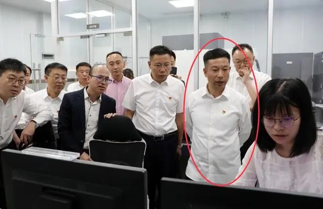 Tỷ phú sinh năm 1973 có 220.000 tỷ trong tay, thưởng Tết cho nhân viên "tiền xếp thành núi" - Ảnh 2. Tỷ phú sinh năm 1973 có 220.000 tỷ trong tay, thưởng Tết cho nhân viên "tiền xếp thành núi" - Ảnh 2.