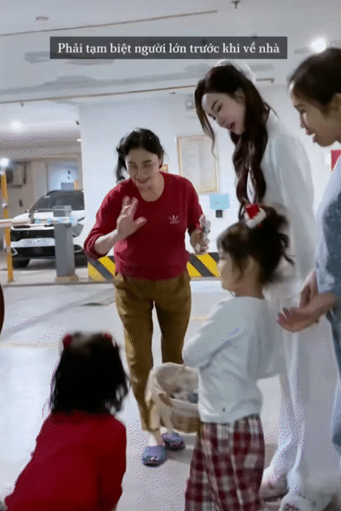 Phú bà sống trong dinh thự triệu đô bắt đầu trang trí Noel, nhưng cách cô dạy con mới khiến mọi người nể phục- Ảnh 15.