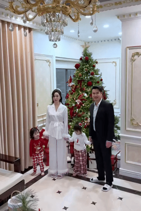 Phú bà sống trong dinh thự triệu đô bắt đầu trang trí Noel, nhưng cách cô dạy con mới khiến mọi người nể phục- Ảnh 10.