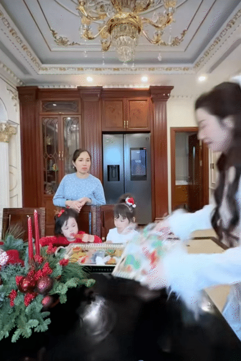 Phú bà sống trong dinh thự triệu đô bắt đầu trang trí Noel, nhưng cách cô dạy con mới khiến mọi người nể phục- Ảnh 11.