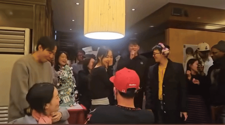 Làm nhân viên của G-DRAGON sướng lắm, được tặng vàng vì yêu đương chốn công sở!- Ảnh 3.