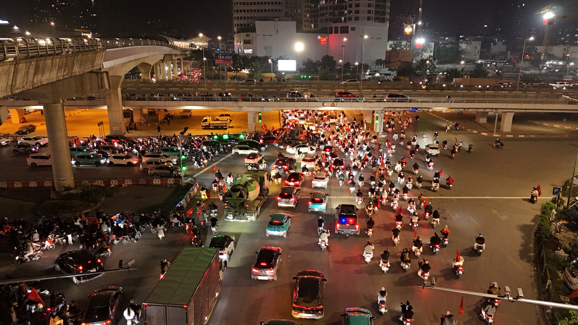 Việt Nam vô địch: Đường phố vui như Tết rồi nè!- Ảnh 47. Việt Nam vô địch: Đường phố vui như Tết rồi nè!- Ảnh 47.