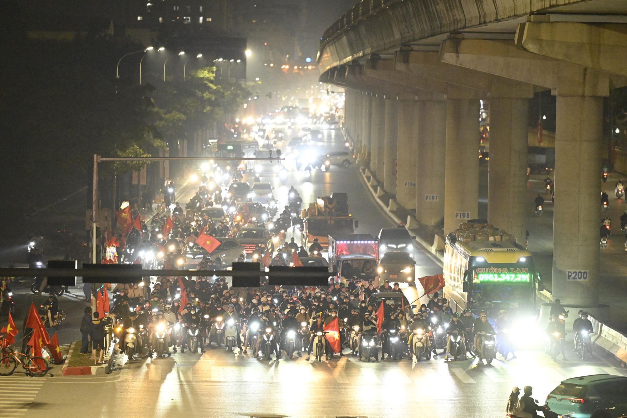 Việt Nam vô địch: Đường phố vui như Tết rồi nè!- Ảnh 17. Việt Nam vô địch: Đường phố vui như Tết rồi nè!- Ảnh 17.