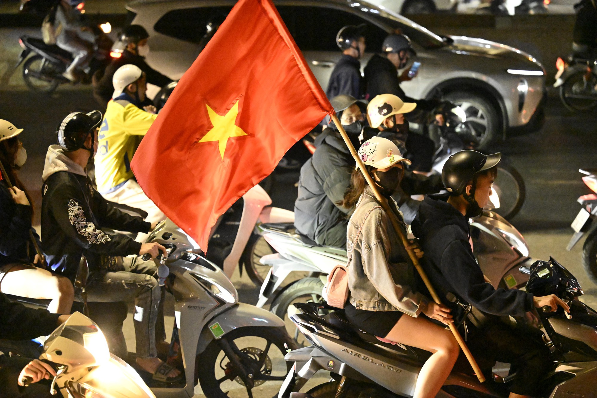 Việt Nam vô địch: Đường phố vui như Tết rồi nè!- Ảnh 14. Việt Nam vô địch: Đường phố vui như Tết rồi nè!- Ảnh 14.