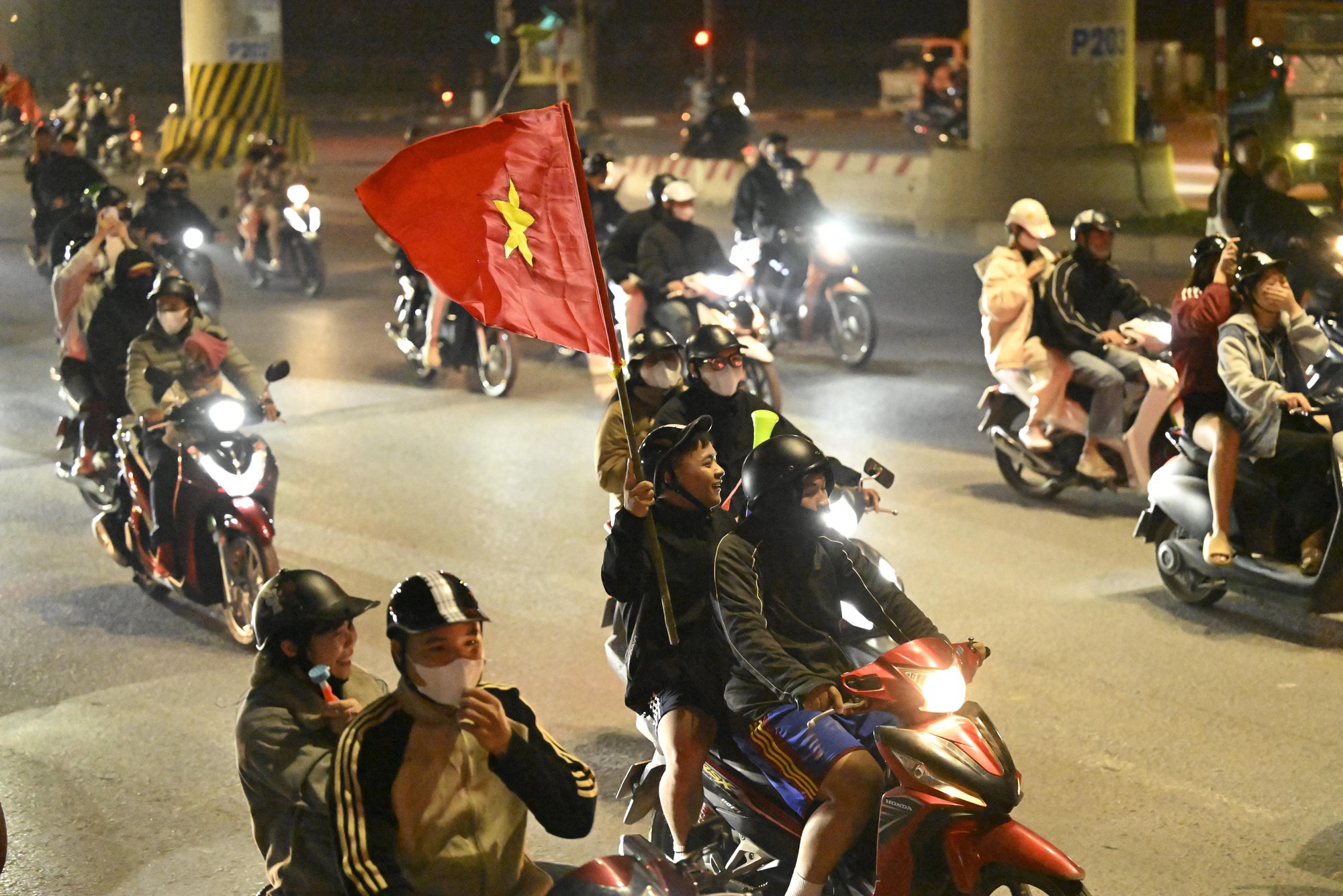 Việt Nam vô địch: Đường phố vui như Tết rồi nè!- Ảnh 15. Việt Nam vô địch: Đường phố vui như Tết rồi nè!- Ảnh 15.