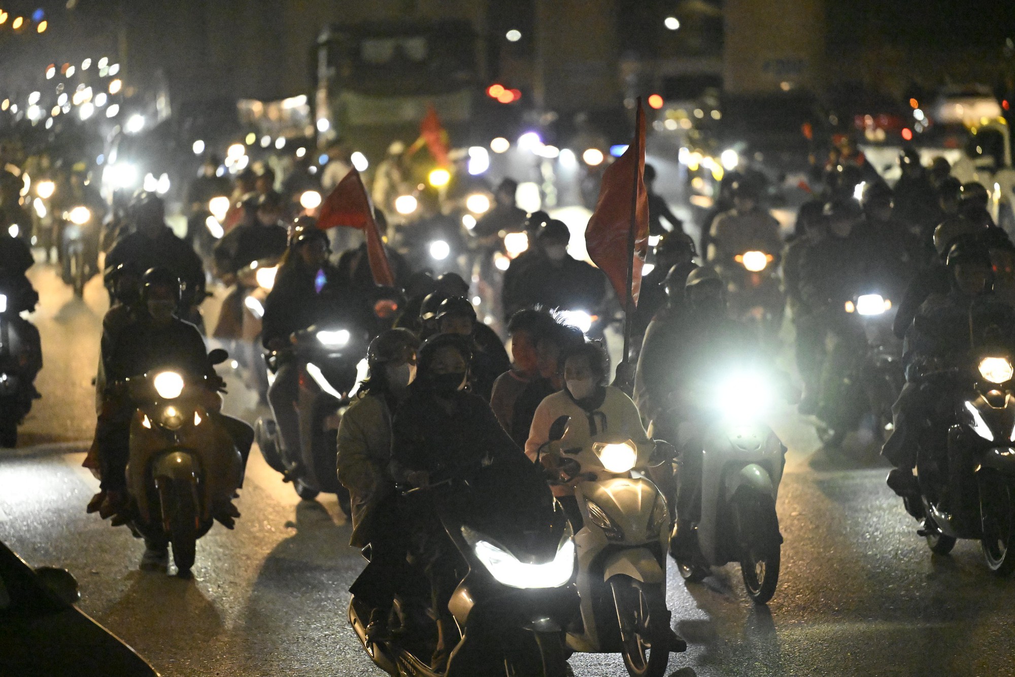 Việt Nam vô địch: Đường phố vui như Tết rồi nè!- Ảnh 16. Việt Nam vô địch: Đường phố vui như Tết rồi nè!- Ảnh 16.