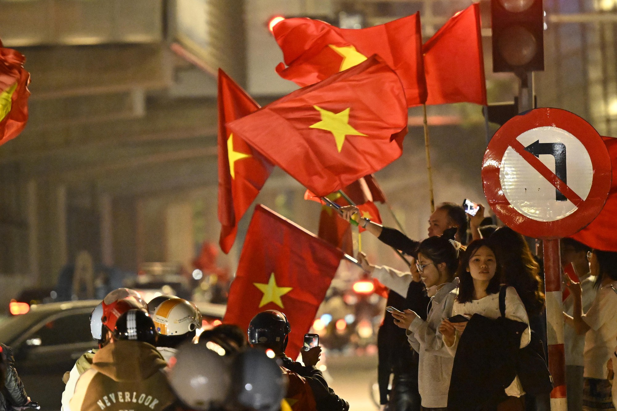 Việt Nam vô địch: Đường phố vui như Tết rồi nè!- Ảnh 25. Việt Nam vô địch: Đường phố vui như Tết rồi nè!- Ảnh 25.