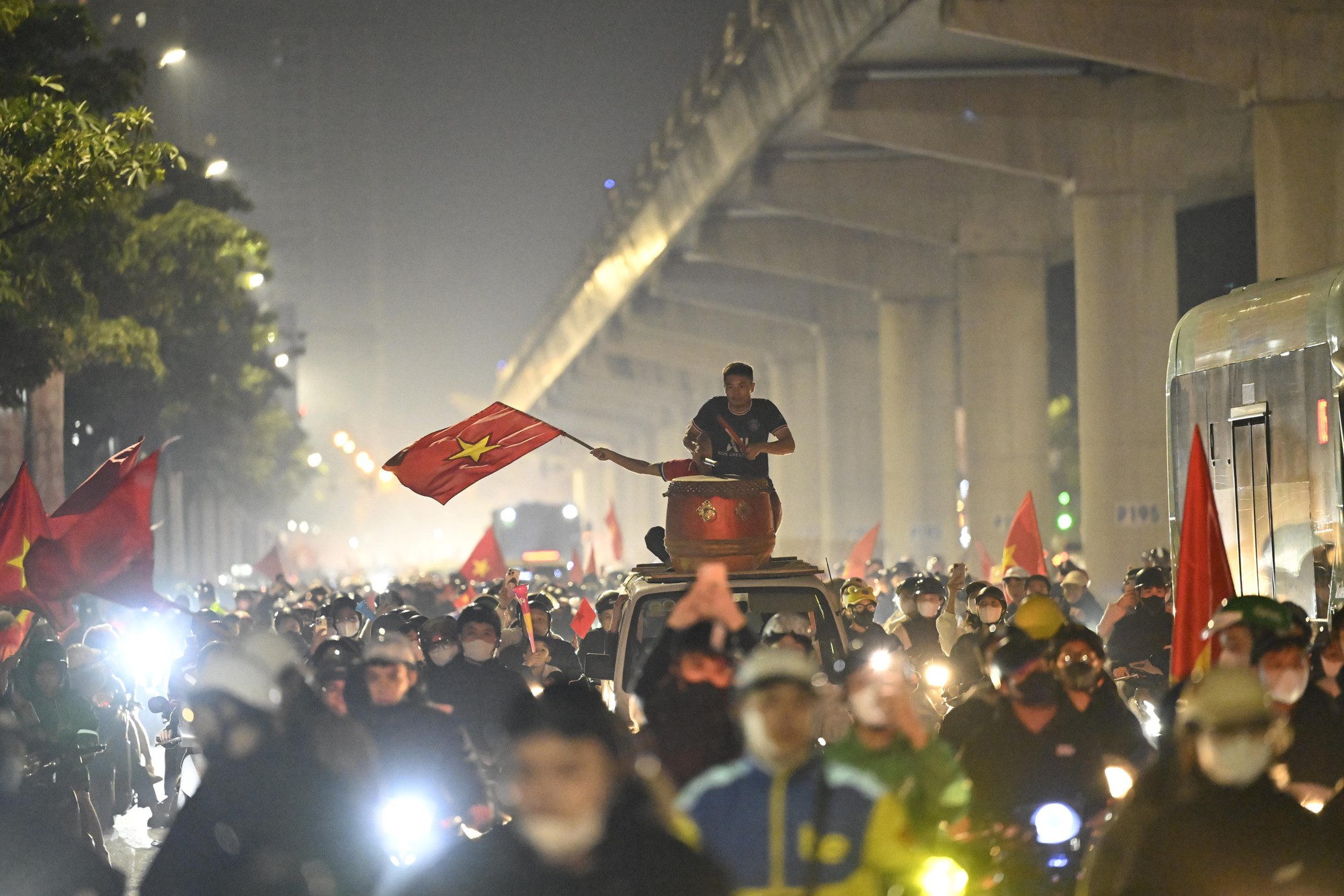 Việt Nam vô địch: Đường phố vui như Tết rồi nè!- Ảnh 29. Việt Nam vô địch: Đường phố vui như Tết rồi nè!- Ảnh 29.