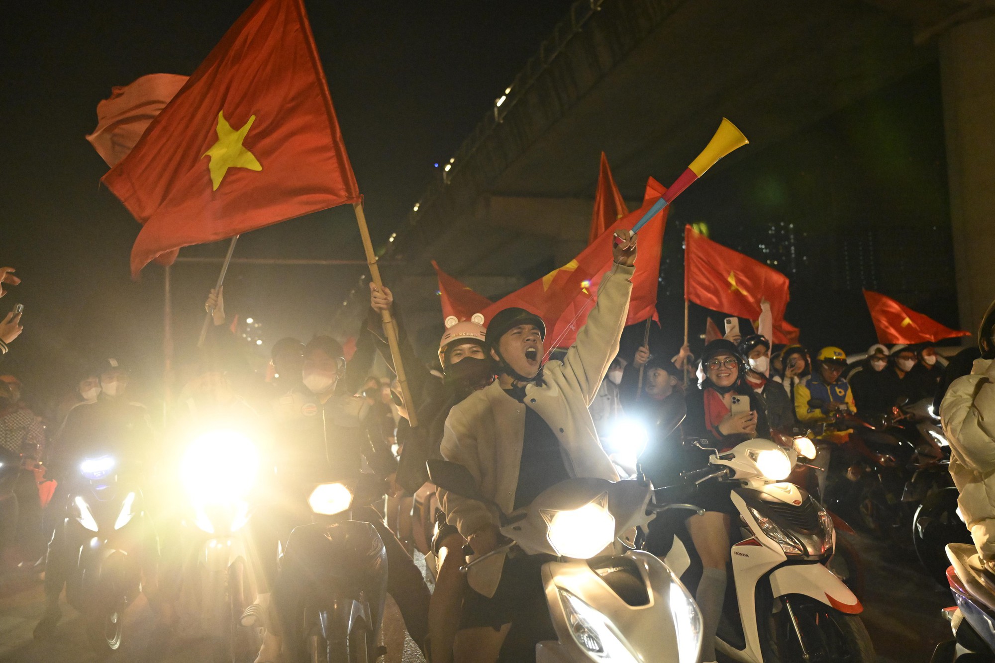 Việt Nam vô địch: Đường phố vui như Tết rồi nè!- Ảnh 35. Việt Nam vô địch: Đường phố vui như Tết rồi nè!- Ảnh 35.