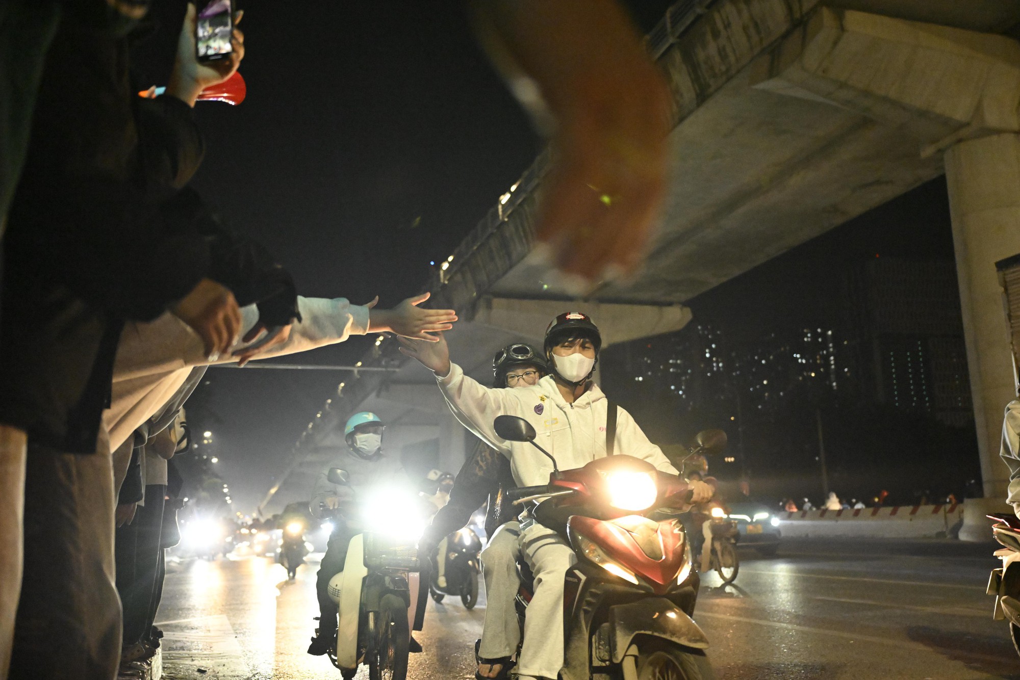 Việt Nam vô địch: Đường phố vui như Tết rồi nè!- Ảnh 30. Việt Nam vô địch: Đường phố vui như Tết rồi nè!- Ảnh 30.