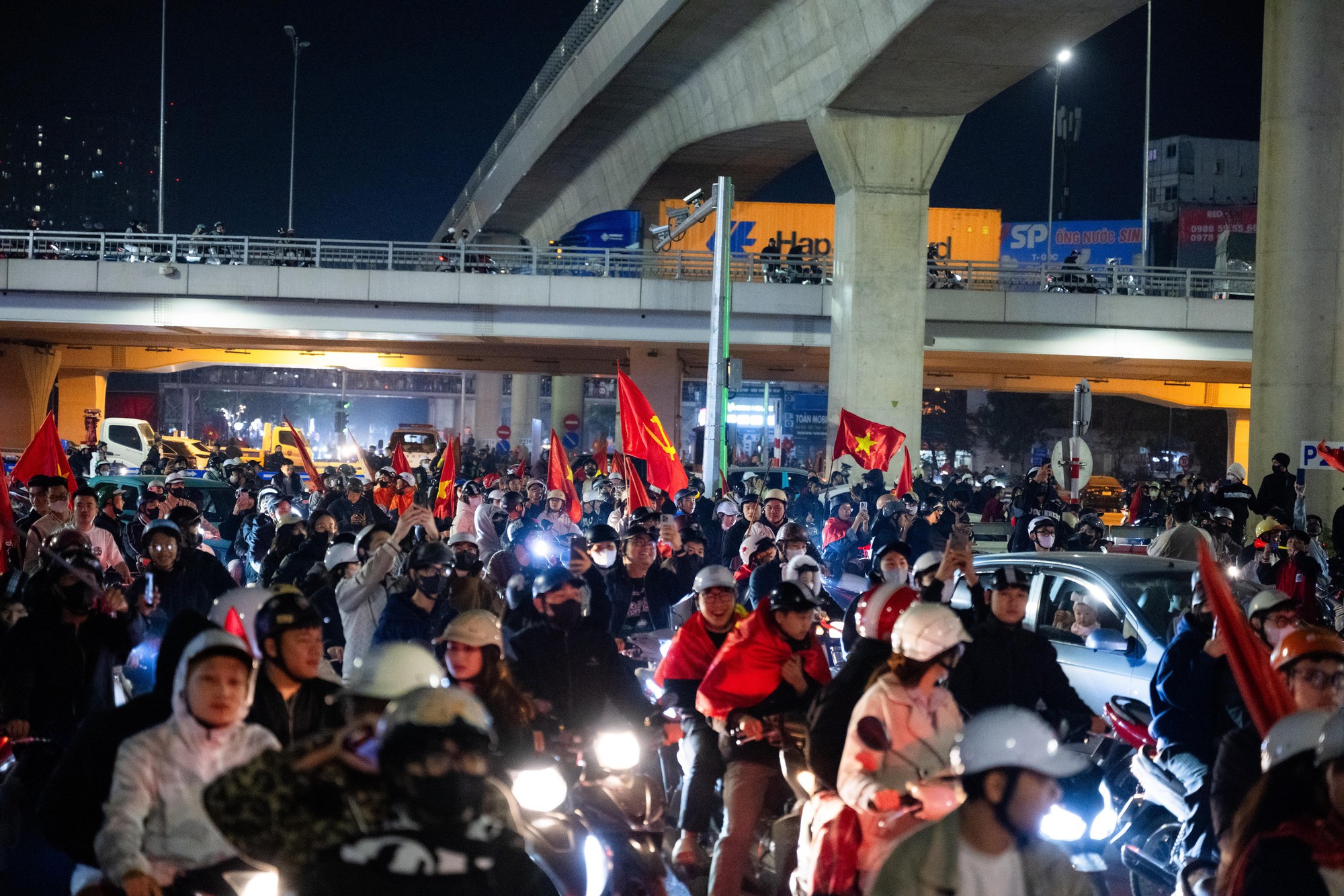 Việt Nam vô địch: Đường phố vui như Tết rồi nè!- Ảnh 79. Việt Nam vô địch: Đường phố vui như Tết rồi nè!- Ảnh 79.