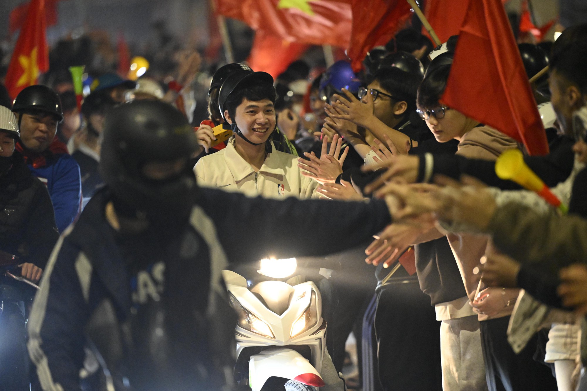 Việt Nam vô địch: Đường phố vui như Tết rồi nè!- Ảnh 63. Việt Nam vô địch: Đường phố vui như Tết rồi nè!- Ảnh 63.