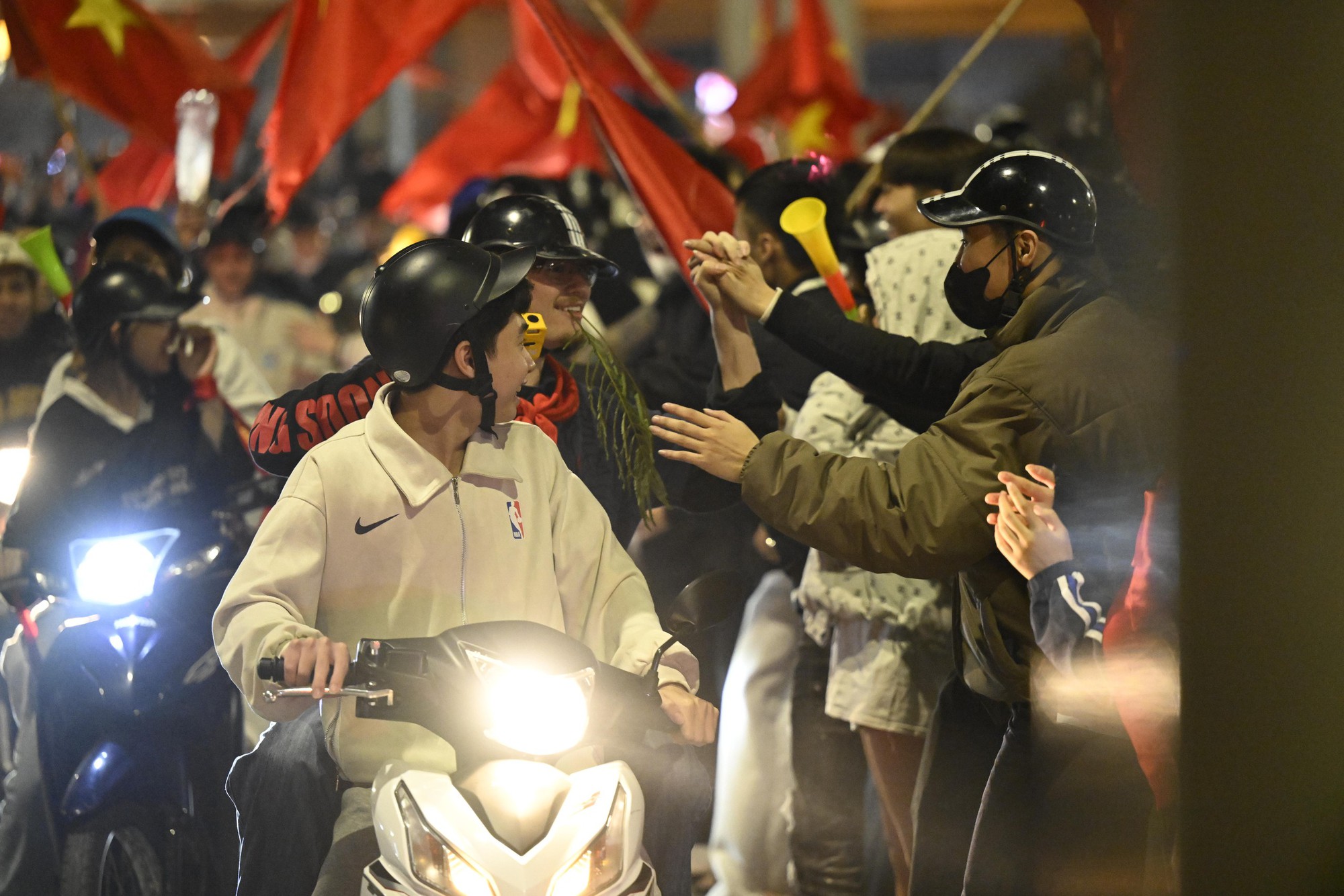 Việt Nam vô địch: Đường phố vui như Tết rồi nè!- Ảnh 66. Việt Nam vô địch: Đường phố vui như Tết rồi nè!- Ảnh 66.